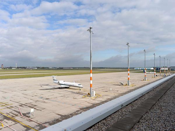 Ein Flugzeug steht am 17.10.2013 auf dem Vorfeld an der Nordpier des Hauptstadtflughafens in Schönefeld . Der Flügel soll voraussichtlich etwas früher eröffnet werden. 