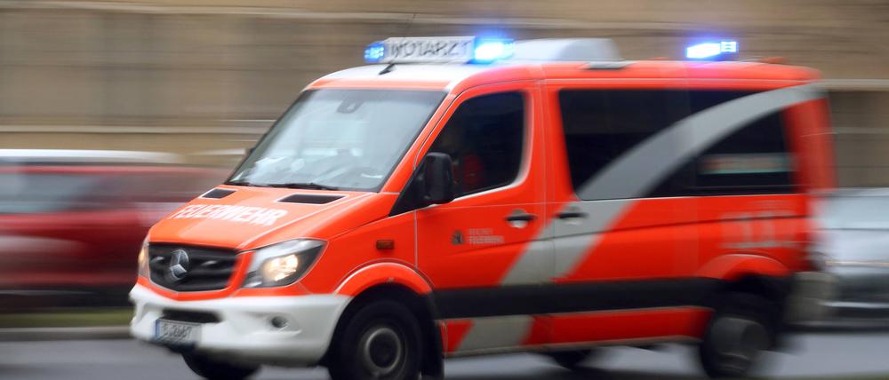 Notarztwagen der Berliner Feuerwehr auf Einsatzfahrt, Symbolbild