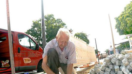 Steinsetzer Peter Riese ist seit fast 50 Jahren auf dem Bau. Die Hitze macht ihm dabei nichts aus, sagt er.