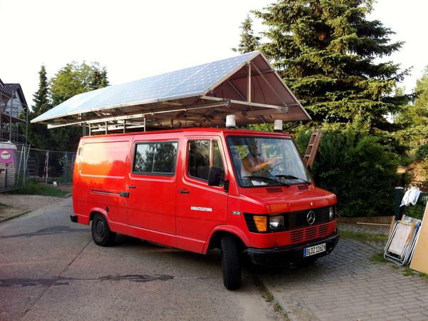 Sonnig. Der Wagen des Vereins Lelewal Woila ist eine solarbetriebene Soundanlage. Und Sonne wird es schließlich genug geben am Sonntag. 