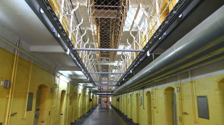 Ganz schön einschüchternd: So sieht es in der JVA von innen aus. Links und rechts des Gangs liegen die Zellen. An den Türen hängen Informationen über die jeweiligen Gefangenen. 