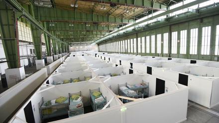 Fünf mal fünf Meter für je zwölf Personen stehen den Flüchtlingen in den Hangars des Tempelhofer Feldes zur Verfügung.