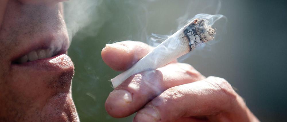 Ein Mann raucht in Berlin einen Joint während einer Demonstration für die Freigabe von Cannabis-Produkten.