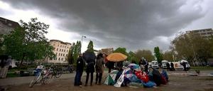 Dunkle Wolken über dem Kreuzberger Oranienplatz: 99 weitere Flüchtlinge, die hier vergangenes Jahr protestiert haben, müssen Berlin verlassen.