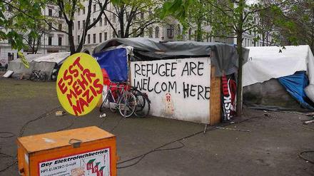 Die Flüchtlinge im Camp am Oranienplatz reagieren auf die rechtradikale Hetze, die ihnen entgegenschlägt.