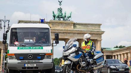 Sicherheitsvorkehrungen für Obama-Besuch in Berlin: Polizisten stehen am Donnerstag vor dem Brandenburger Tor in Berlin. Am 18. und 19. Juni wird sich US-Präsident Barak Obama in Berlin aufhalten. Für den Besuch gilt die höchste Sicherheitsstufe 1+, bei der auch Teile der Innenstadt abgeriegelt werden.