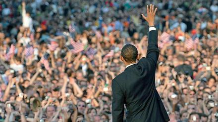 "A World That Stands As One". Der frühere Präsidentschaftskanditat der US-Demokraten wird bei seinem Berlin-Besuch im Sommer 2008 von tausenden Menschen bejubelt.