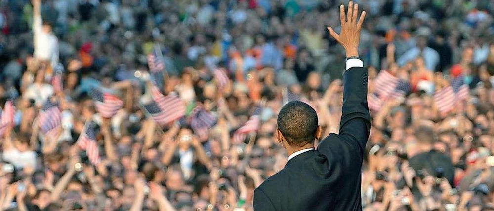 "A World That Stands As One". Der frühere Präsidentschaftskanditat der US-Demokraten wird bei seinem Berlin-Besuch im Sommer 2008 von tausenden Menschen bejubelt.