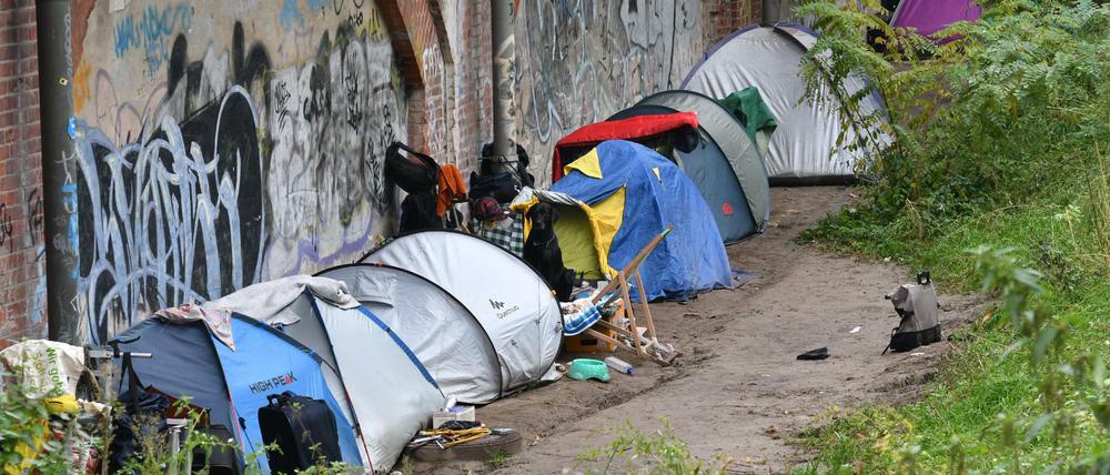 Zelte von Obdachlosen stehen am 10.Oktober 2017 an einem Viadukt im Tiergarten
