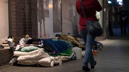 Die meisten Obdachlosen leben auf der Straße. Ein paar kommen aber auch bei Freunden oder anderen Menschen vorübergehend unter.
