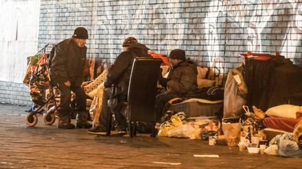 Obdachlose unter der Bahnbrücke am S-Bahnhof Wilmersdorf.