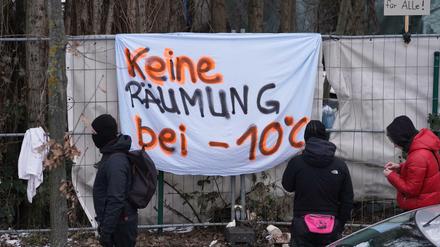 Ein Transparent aus Protest gegen die Räumung hängt am Zaun des Obdachlosencamps an der Rummelsburger Bucht.