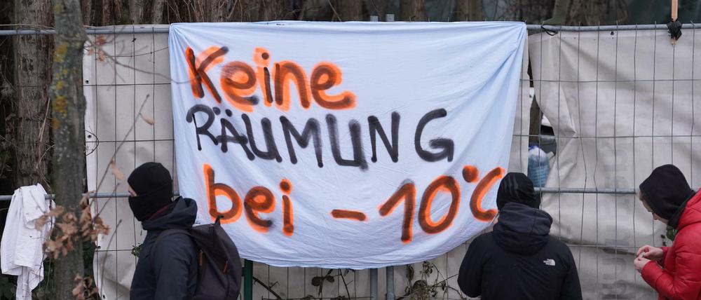 Ein Transparent aus Protest gegen die Räumung hängt am Zaun des Obdachlosencamps an der Rummelsburger Bucht.