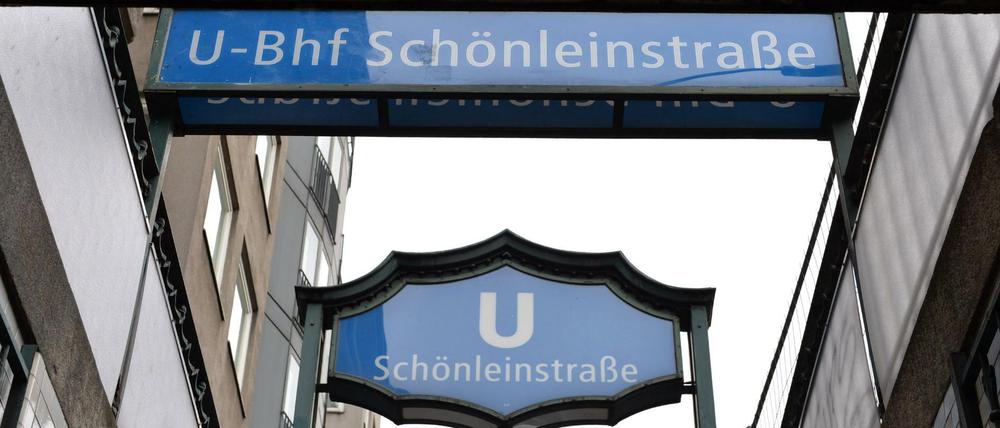 Im U-Bahnhof Schönleinstraße hatten am 24. Dezember 2016 sieben Männer versucht, einen auf einer Bank schlafenden Obdachlosen anzuzünden. 