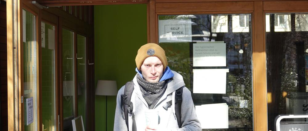 Chris ist seit fünf Jahren obdachlos. Eigentlich sammelt er Pfand und Geldspenden am Boxhagener Platz.