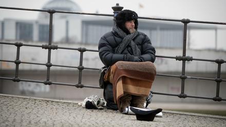 Einige bleiben draußen, auch bei Minusgraden: Ein Obdachloser im Regierungsviertel.