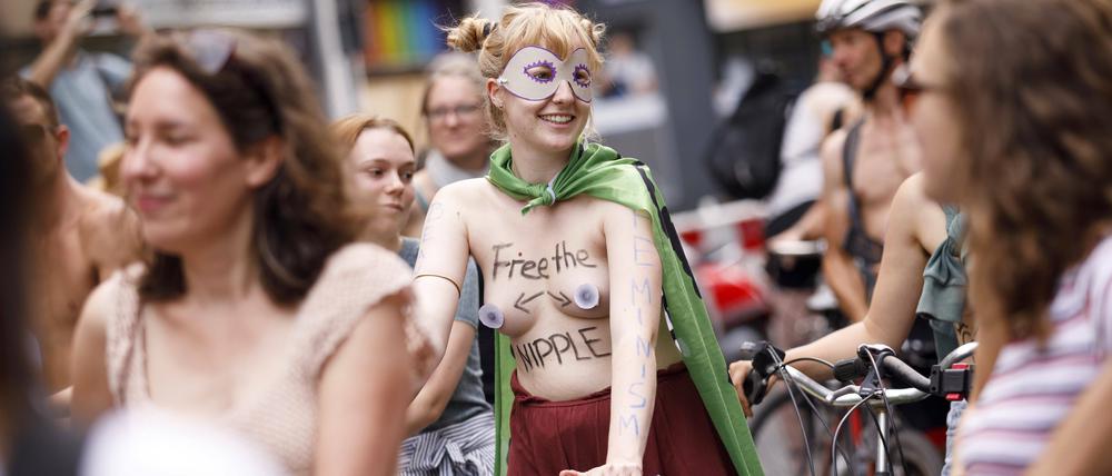Eine Frau fordert bei einer Fahrraddemo mit dem Spruch „Free the nipple“ das Recht für Frauen, ihren Oberkörper öffentlich frei zu machen. (Symbolbild)