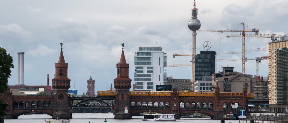 Seit Montag wird die Oberbaumbrücke in Friedrichshain-Kreuzberg saniert.