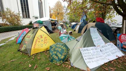 31.10.2011: Kapitalismusgegner haben ein Protestcamp vor der Parochialkirche in Berlin errichtet, die Zelte stehen vor der Kirche. Der Pfarrer soll das vorübergehende Camp mit rund 50 Teilnehmern erlaubt haben. 