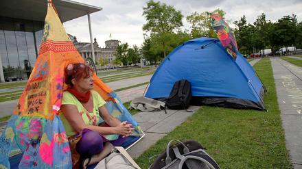Aus Protest gegen die drohenden Räumungen von Protestcamps der Occupy-Bewegung errichteten Aktivisten ein kleines Camp vor dem Paul-Löbe-Haus.