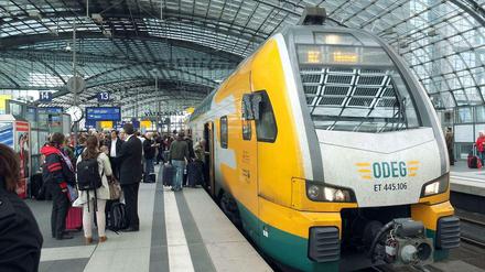 Das kostet. Wer die Gleise benutzt - wie hier etwa die Odeg im Berliner Hauptbahnhof - , muss Geld zahlen an die Bahn.
