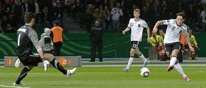 Volltreffer für Deutschland: Mesut Özil schießt das Tor zum 2:0 im EM-Qualifikationsspiel gegen die Türkei im Berliner Olympiastadion.