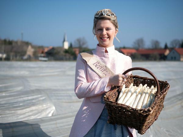 Systemrelevant. Spargelkönigin Gina-Luise Schrey präsentiert den ersten Beelitzer Spargel.
