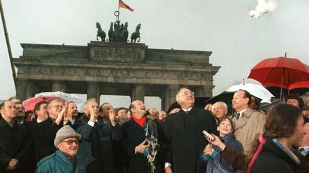 Historischer Moment. Helmut Kohl, Walter Momper und andere Politiker lassen am 22. Dezember 1989 vor dem Brandenburger Tor in Berlin Friedenstauben aufsteigen.