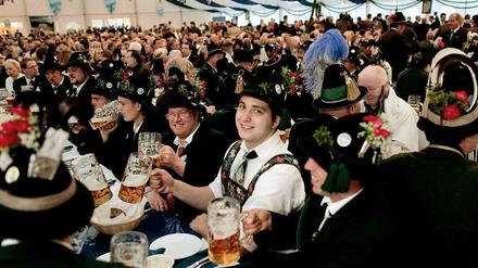 Bierkrugstemmen am Alex. In München endet das Oktoberfest, in Berlin gibt's noch viele Möglichkeiten, sich mit bayrischen Traditionen vertraut zu machen.
