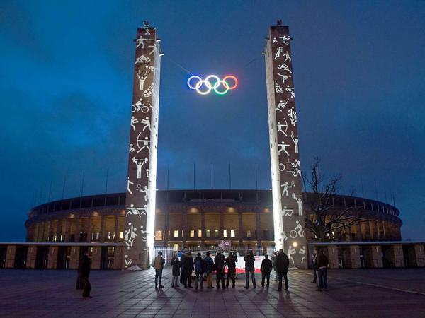 Die Ringe leuchten: Fünf Farben für fünf Kontinente setzen verleihen dem Olympiastadion neuen Glanz.