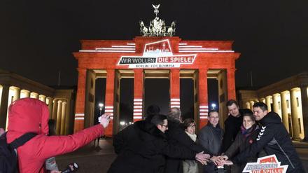 Bitte den Knopf drücken. Soll heißen: Die Bewerbungsspiele am Brandenburger Tor sind eröffnet. Mittendrin: Michael Müller, Berlins Regierender.