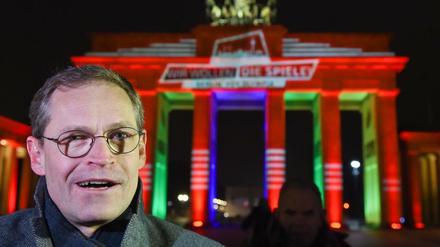 Licht an! Berlins Regierender Bürgermeister Michael Müller vor dem erleuchteten Brandenburger Tor. Den Slogan gab es nicht gratis.