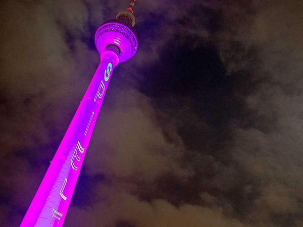 Werbung für Olympia: Der Fernsehturm wurde am Sonntagabend illuminiert, um für Berlin als Austragungsort der Olympischen Spiele zu werben.