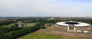 Blick vom Glockenturm über das Maifeld auf das Gelände vom Olympiapark (li.) und das Olympiastadion in Berlin-Charlottenburg.
Foto: Thilo Rückeis