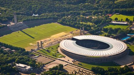 Die Luftaufnahme zeigt das Olympiastadion und den Umliegenden Olympiapark. Das Land Berlin will das Gelände für 25 Millionen Euro renovieren.