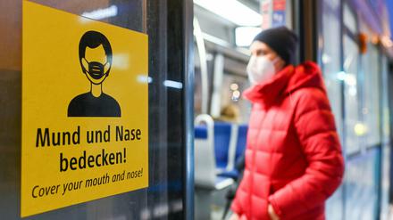 Berlin verteilt fünf OP-Masken an alle, die sich das nicht leisten können.