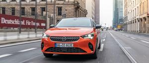 Ab durch die Mitte. Gegenüber seinen früheren Generationen hat der Opel Corsa stark gewonnen. Und nun gibt es ihn auch noch elektrisch. 
