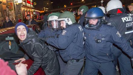 Auseinandersetzungen mit der Polizei nach friedlichem Fest auf dem Oranienplatz.