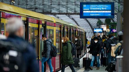 Bitte vorher ein Ticket lösen: Fahrgäste steigen im Berliner Hauptbahnhof in eine S-Bahn ein.