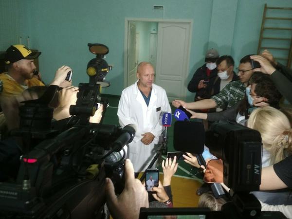 Anatoliy Kalinichenko (M.) ist stellvertretender Chefarzt des Omsker Krankenhauses, in dem Kreml-Kritiker Nawalny behandelt wird. 