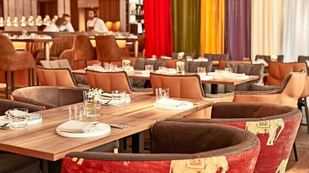 Ein bisschen Bistro-, ein bisschen Club-Atmosphäre: das Restaurant Orania im gleichnamigen Hotel am Oranienplatz in Kreuzberg.