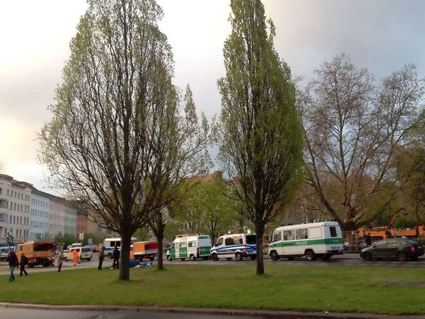 Der Oranienplatz am Mittwochmorgen - Polizeiautos und BSR-Fahrzeuge