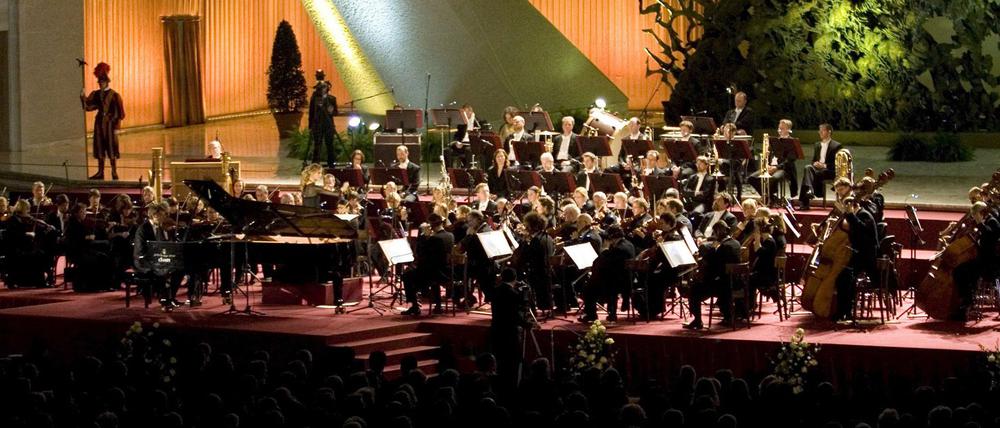 Das Staatsorchester Frankfurt (Oder) mit Dirigent Jürgen Bruns mit dramatischem Raum-Klang-Effekt.