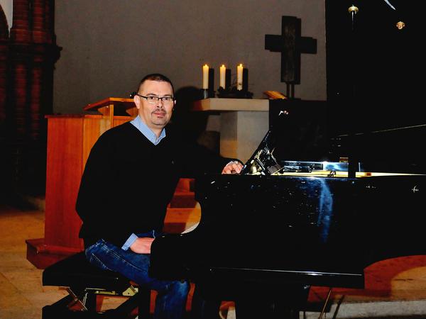 Organist Oliver Vogt in der Gethsemane-Kirche in der Berlin Prenzlauer Berg. 
