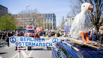 Der Ostermarsch des ´Netzwerks Friedenskooperative» unter dem Motto ´Die Waffen nieder!» startet in Kreuzberg am Oranienplatz. 