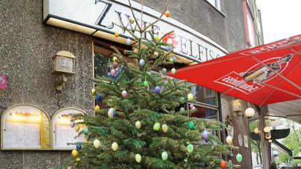 Osterweihnachtsbaum vor dem "Zwiebelfisch" am Savignyplatz. 