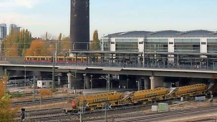 Die Ringbahn fährt regulär am Ostkreuz, aber die darunter gelegene Ost-West-Strecke bleibt am Montag gesperrt.