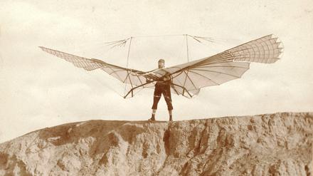 Aufschwung in Lichterfelde. Seinen Flügelschlagapparat präsentierte Otto Lilienthal 1894 einem Fotografen am Rande der Lehmgrube neben dem eigens aufgeschütteten „Fliegeberg“ in Lichterfelde, wo er das Fluggerät erprobte.