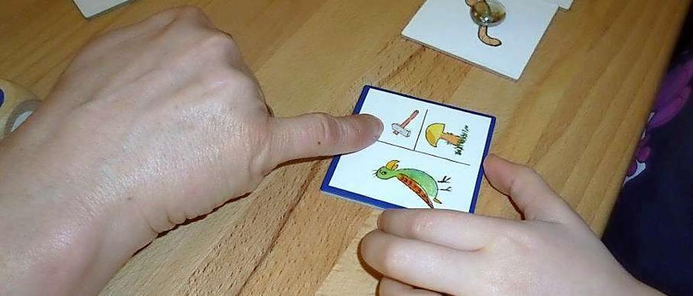 In der Marzahner Kita Kunterbunt werden einige der Kinder mit gezielten Angeboten in Kleingruppen zusätzlich sprachlich gefördert. Zum Beispiel beim Brettspiel.