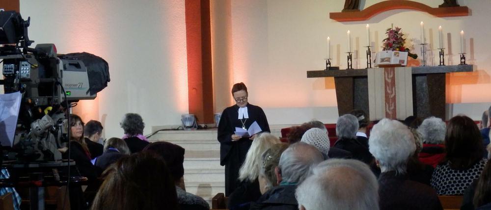 Wie aus dem Drehbuch: Generalsuperintendentin Ulrike Trautwein hielt die Predigt in der Flüchtlingskirche.